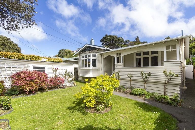 Photo of property in 98 The Parade, Island Bay, Wellington, 6023