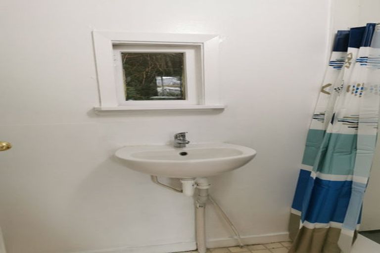 Photo of property in 88 Newlands Road, Newlands, Wellington, 6037