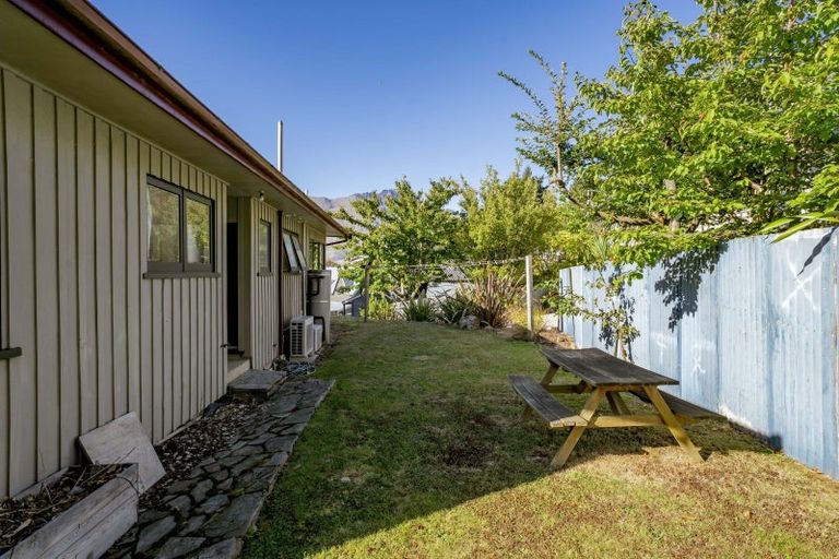 Photo of property in 6 Wynyard Crescent, Fernhill, Queenstown, 9300