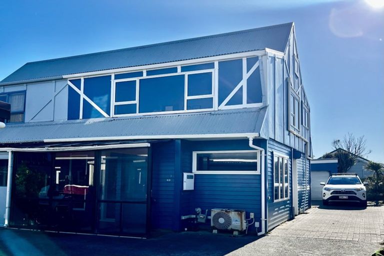 Photo of property in 4/30 Lyall Parade, Lyall Bay, Wellington, 6022