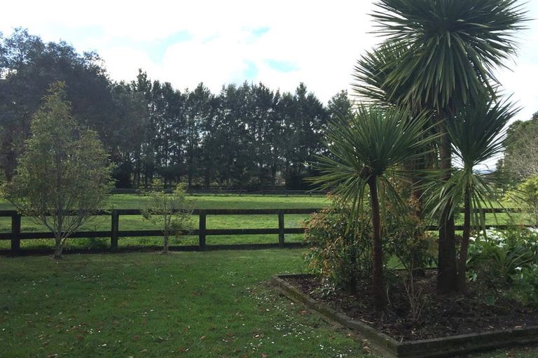 Photo of property in 293 Boord Crescent, Kumeu, 0891