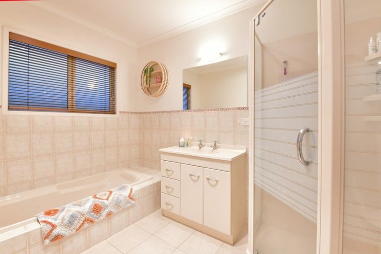 Photo of property in 12 Wyn Close, Kaukapakapa, 0871