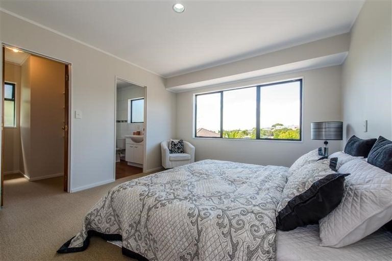 Photo of property in 2/6 Honeysuckle Lane, Mairangi Bay, Auckland, 0630