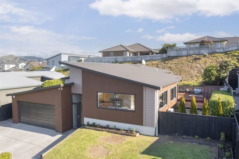 Photo of property in 32 Tongariro Drive, Aotea, Porirua, 5024