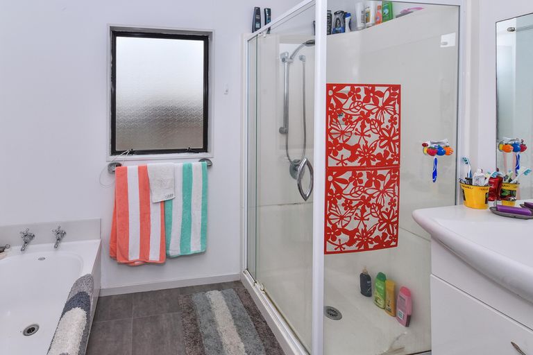 Photo of property in 8 Hadley Wood Drive, Wattle Downs, Auckland, 2103