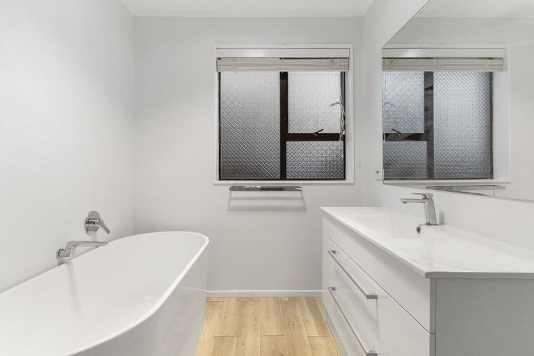 Photo of property in 9 Pohutukawa Avenue, Red Beach, 0932