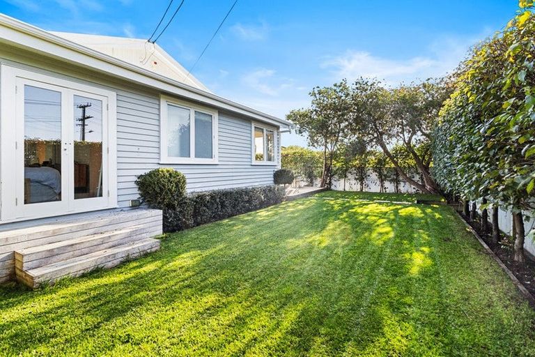 Photo of property in 24 Walmer Road, Point Chevalier, Auckland, 1022