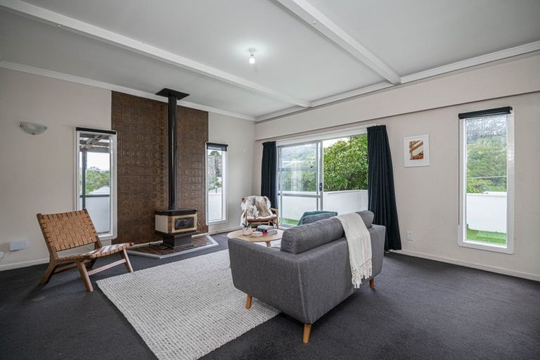 Photo of property in 10 Black Rock Road, Newlands, Wellington, 6037