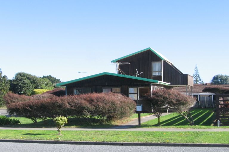 Photo of property in 26 Reeves Street, Waikanae Beach, Waikanae, 5036