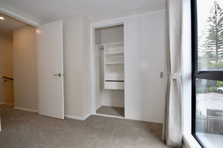 Photo of property in 41e Camelot Place, Glenfield, Auckland, 0629