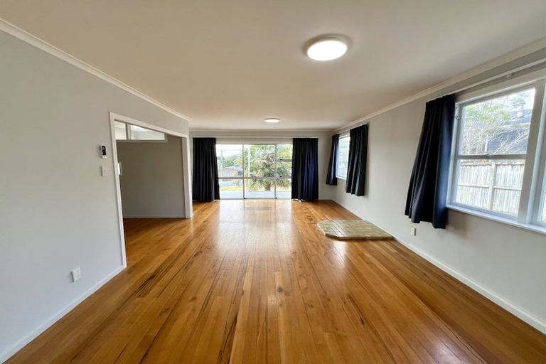 Photo of property in 5 Lex Avenue, Green Bay, Auckland, 0604