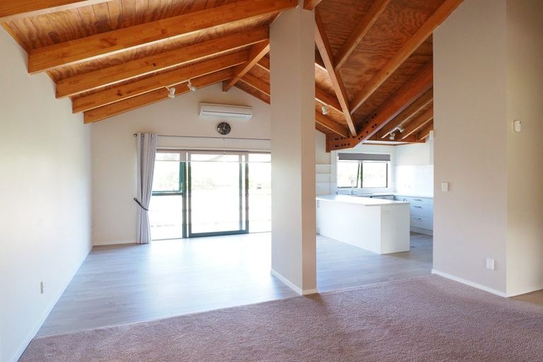 Photo of property in 9 Graven Court, Henderson, Auckland, 0612