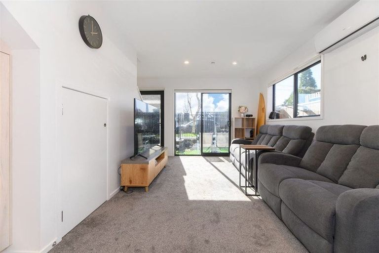 Photo of property in 2/10 Yeovil Road, Te Atatu Peninsula, Auckland, 0610