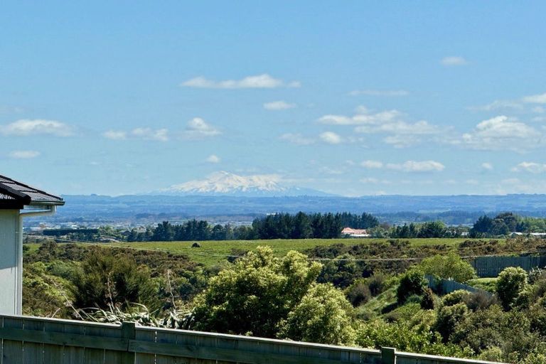 Photo of property in 17 Gibraltar Way, Fitzherbert, Palmerston North, 4410