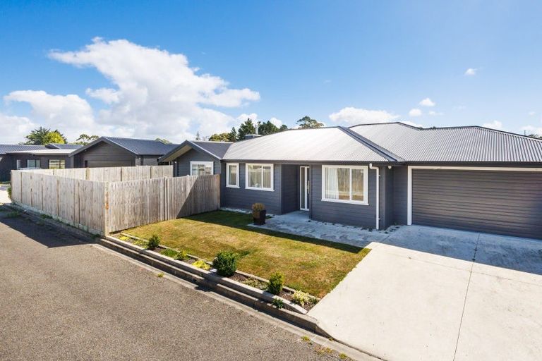 Photo of property in 83 Johnstone Drive, Fitzherbert, Palmerston North, 4410