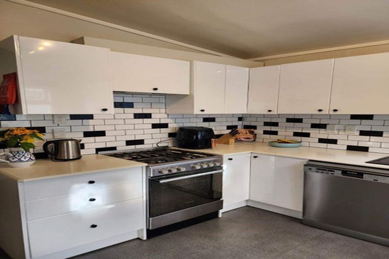 Photo of property in 3-5 Knoll Street, Island Bay, Wellington, 6023