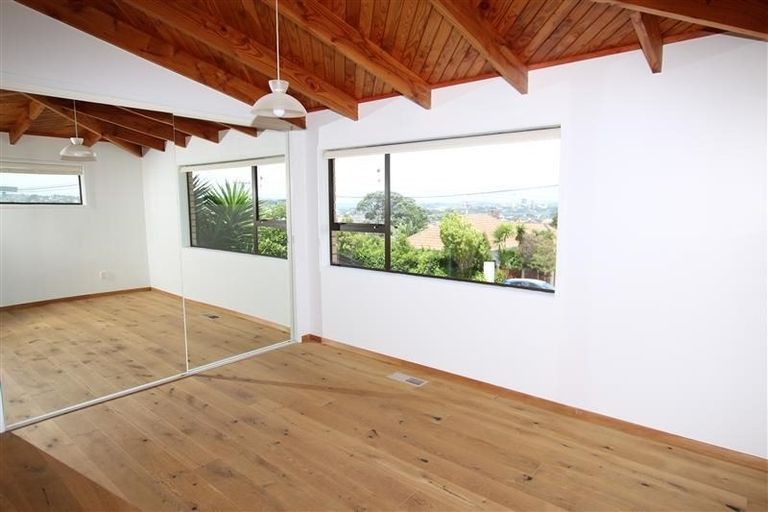 Photo of property in 2/162 East Coast Road, Forrest Hill, Auckland, 0620