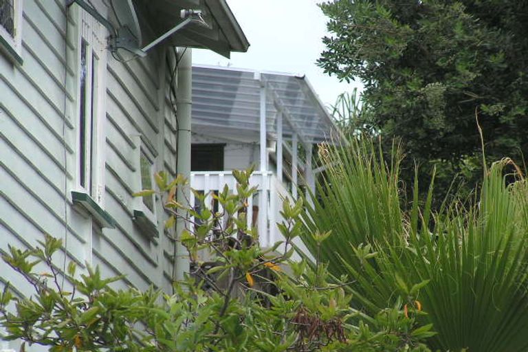 Photo of property in 2/10 Denby Lane, Northcote Point, Auckland, 0627