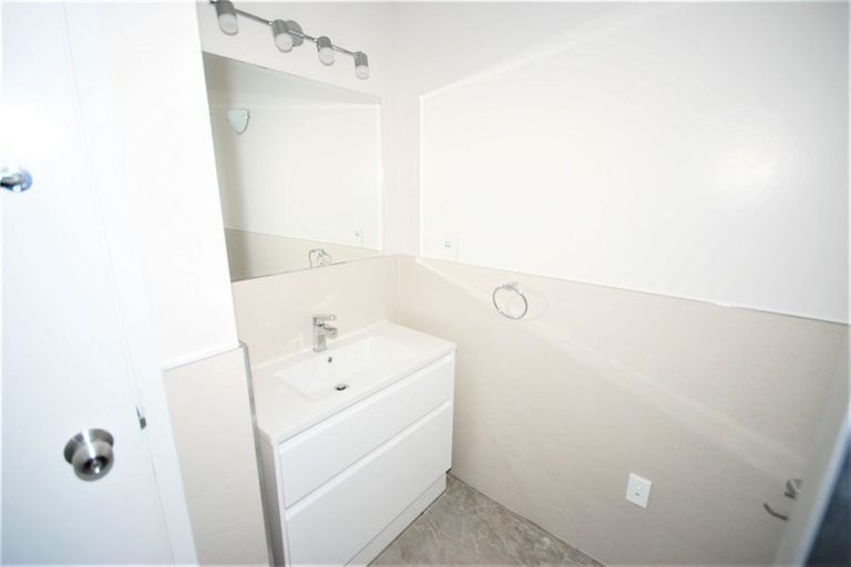 Photo of property in 2/64 Exmouth Road, Northcote, Auckland, 0627