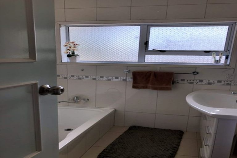 Photo of property in 3 Larne Avenue, Pakuranga Heights, Auckland, 2010