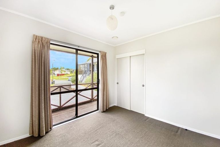 Photo of property in 1/23 Flaunty Place, West Harbour, Auckland, 0618