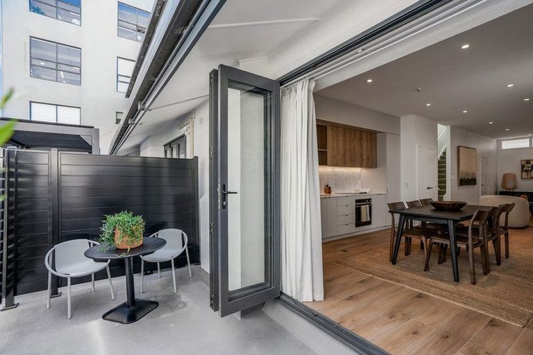 Photo of property in 1/11 Courtenay Place, Te Aro, Wellington, 6011