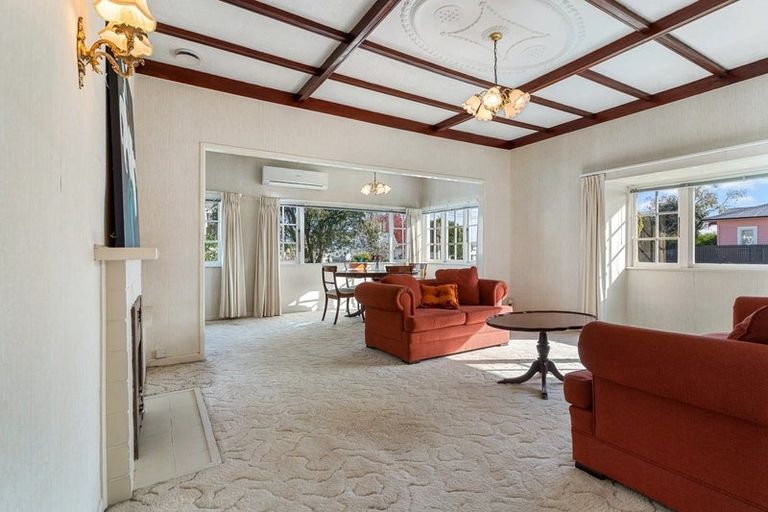 Photo of property in 1 Manor Place, Point Chevalier, Auckland, 1022