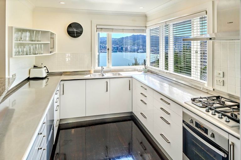 Photo of property in 43 The Crescent, Roseneath, Wellington, 6011