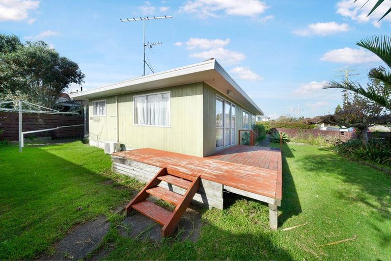 Photo of property in 1/47 Flanshaw Road, Te Atatu South, Auckland, 0610