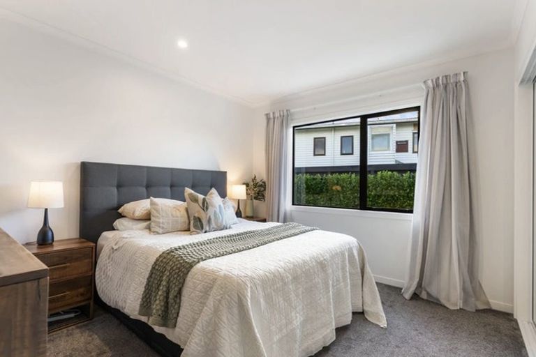 Photo of property in 54 Somes Crescent, Newlands, Wellington, 6037