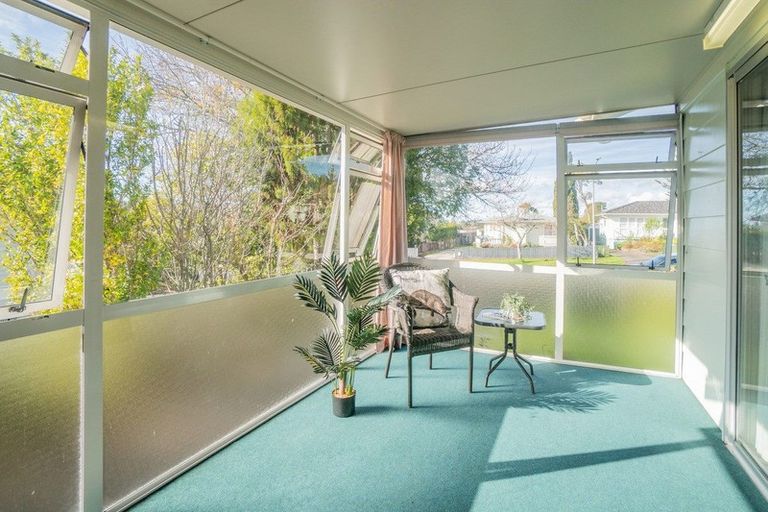 Photo of property in 15 Sunvue Road, Glen Eden, Auckland, 0602