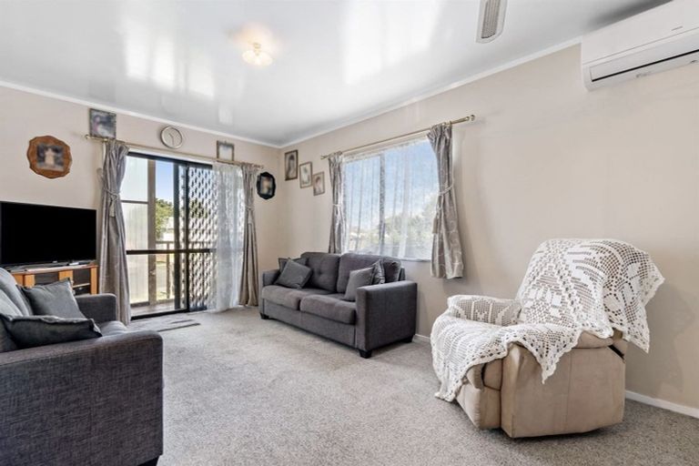 Photo of property in 18 Dungarvon Place, Clendon Park, Auckland, 2103