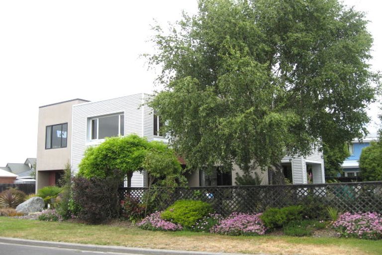 Photo of property in 2 Cobblewood Court, Parklands, Christchurch, 8083