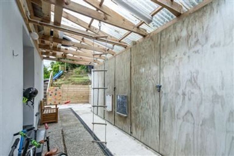 Photo of property in 19 Black Rock Road, Newlands, Wellington, 6037