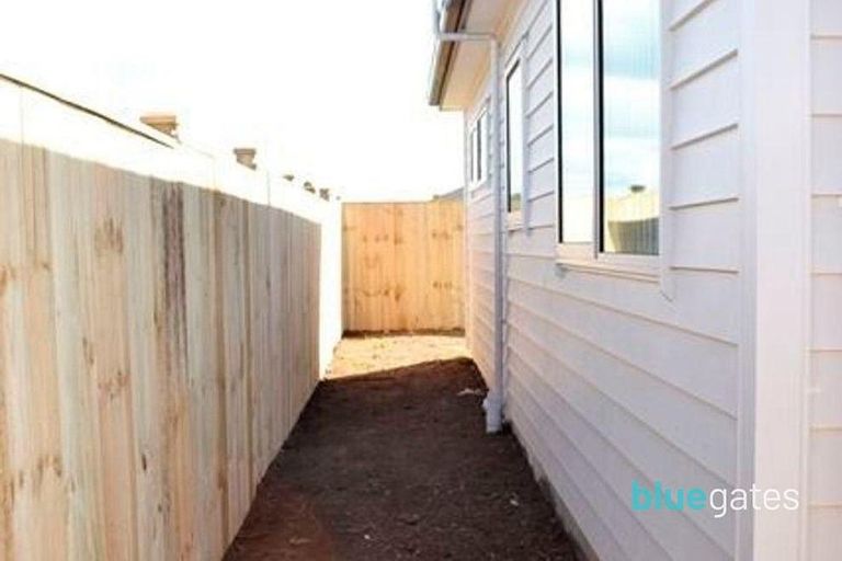 Photo of property in 2 Castlepoint Avenue, Takanini, 2110