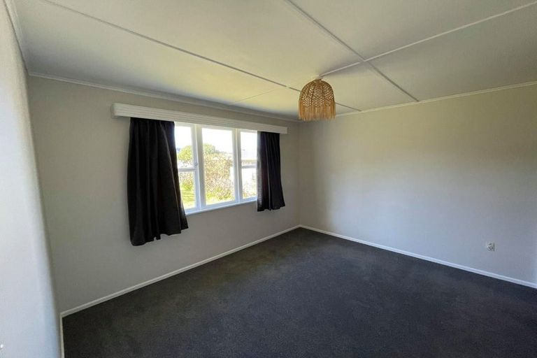 Photo of property in 73 Victory Crescent, Tawa, Wellington, 5028