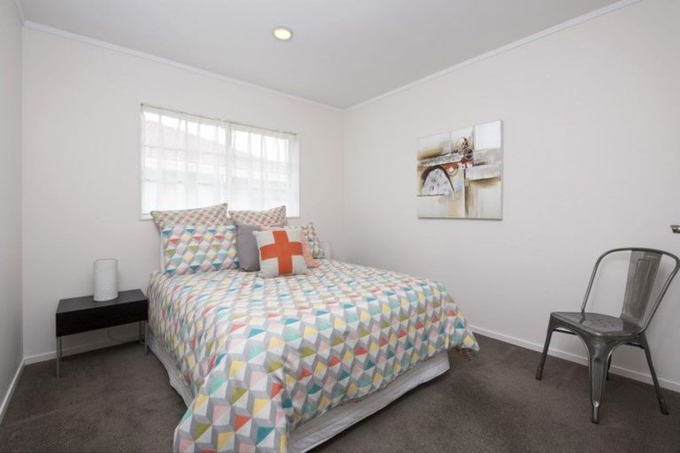 Photo of property in 22 Lochend Place, Highland Park, Auckland, 2010