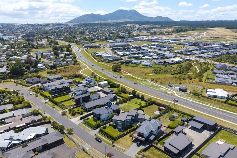 Photo of property in 14 Pukenamu Road, Rainbow Point, Taupo, 3330