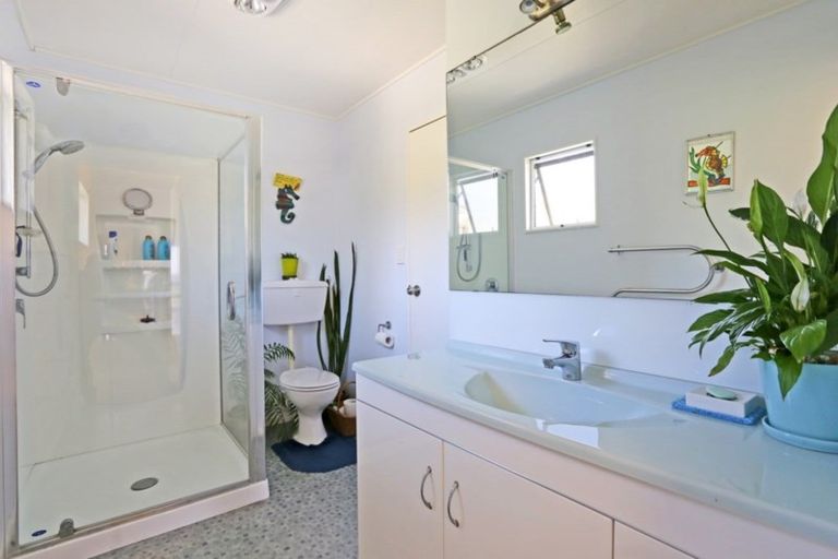 Photo of property in 1 Mchardy Place, Glenfield, Auckland, 0627