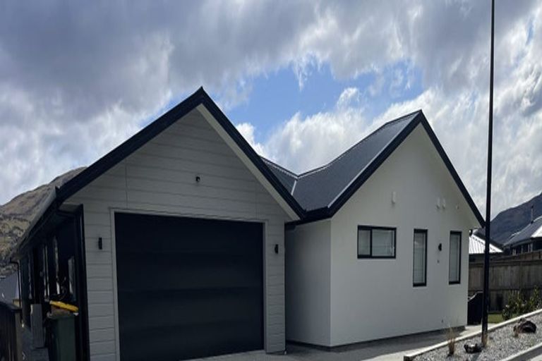 Photo of property in 18 Coopworth Road, Jacks Point, 9371