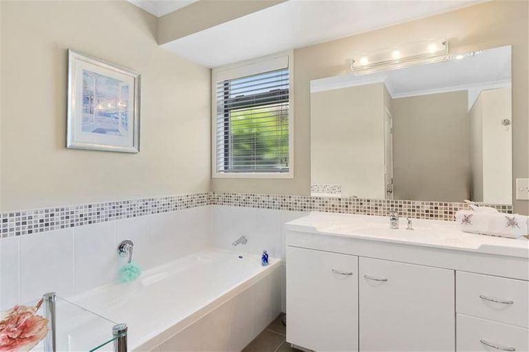 Photo of property in 24 Redhaven Place, Bethlehem, Tauranga, 3110