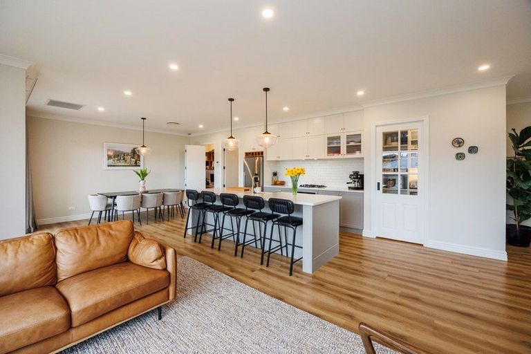 Photo of property in 44 Vaucluse Heights, Fitzherbert, Palmerston North, 4410