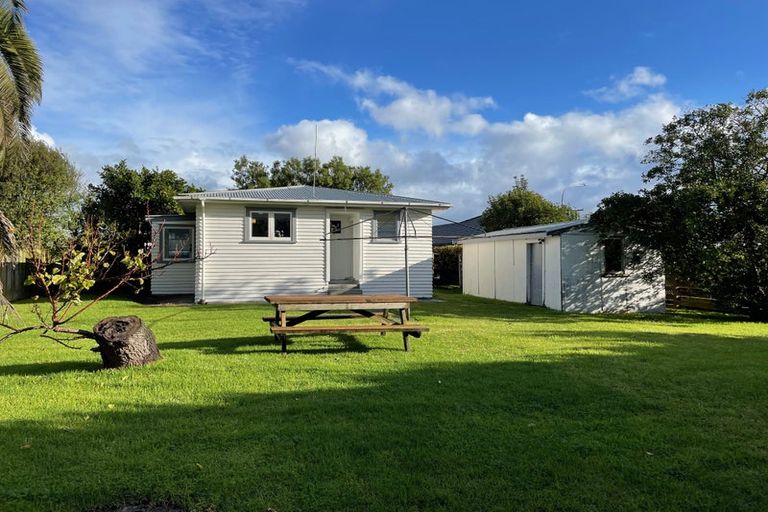 Photo of property in 3 Gloria Avenue, Te Atatu Peninsula, Auckland, 0610