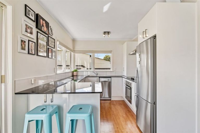 Photo of property in 1/38 Shakespeare Road, Milford, Auckland, 0620