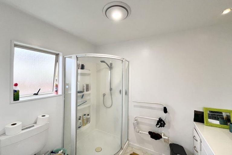 Photo of property in 36 Mandeville Place, Unsworth Heights, Auckland, 0632