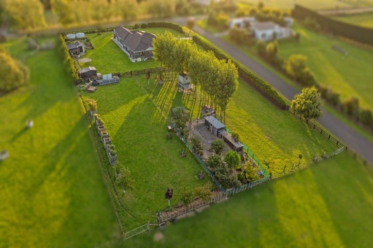 Photo of property in 2 Tutakarae Road, Kelvin Grove, Palmerston North, 4470