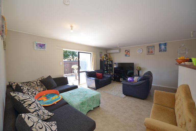 Photo of property in 2/83 Templeton Place, Clendon Park, Auckland, 2103