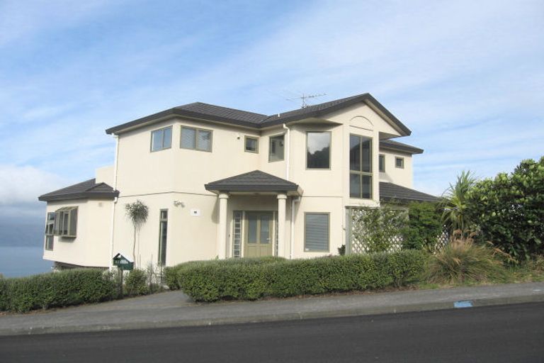 Photo of property in 42 Dress Circle, Newlands, Wellington, 6037