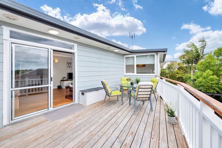 Photo of property in 1/133 Carlisle Road, Northcross, Auckland, 0632