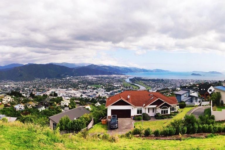 Photo of property in 22 Arahiwi Grove, Tirohanga, Lower Hutt, 5010